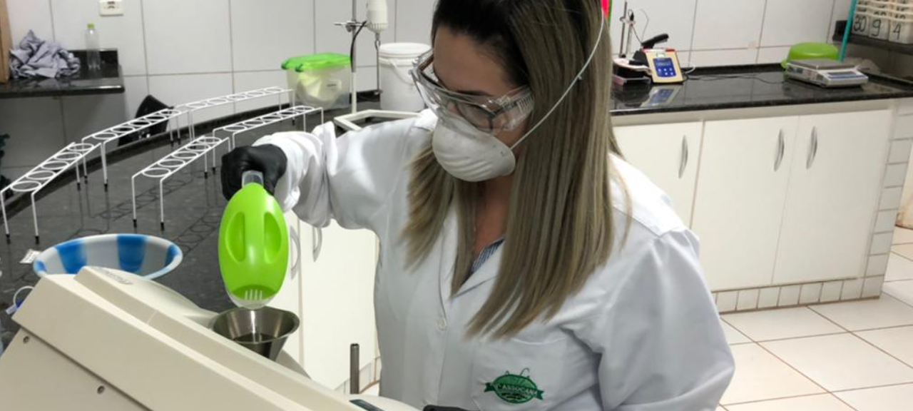 Laboratório está fazendo pré-análise de cana